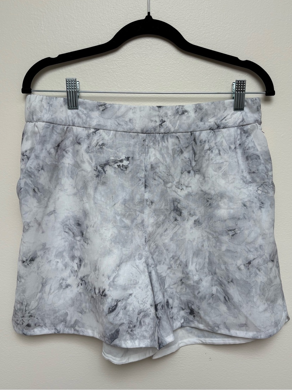 Lululemon Running Shorts 6 Tall Blue Gray Floral Mesh Lined Athletic